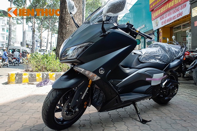 Mẫu xe tay ga phân khối lớn thế hệ mới  Yamaha TMax bản đặc biệt 2015 vừa xuất hiện tại thị trường Việt Nam không có quá nhiều thay đổi so với người tiền nhiệm, chỉ thêm vào đó màu sơn mờ cùng một số phụ kiện độc đáo đi kèm.